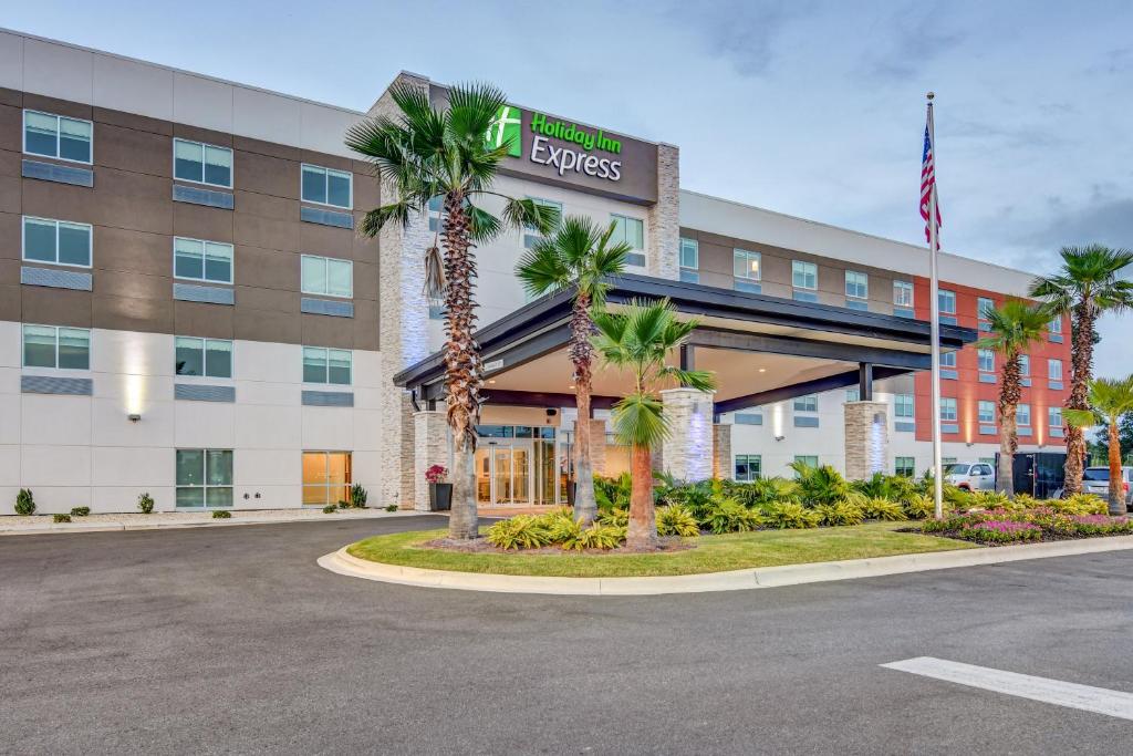 沃尔顿堡滩Holiday Inn Express - Fort Walton Beach Central, an IHG Hotel的一座棕榈树的办公楼