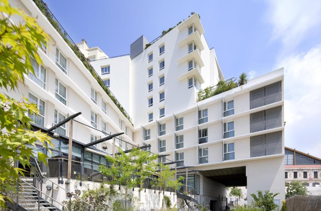 马赛快捷假日马赛圣查尔斯酒店的白色建筑的图像