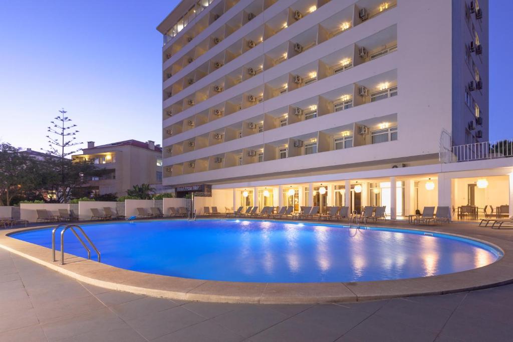 卡尔卡维洛斯Carcavelos Beach Hotel的酒店前方的大型游泳池