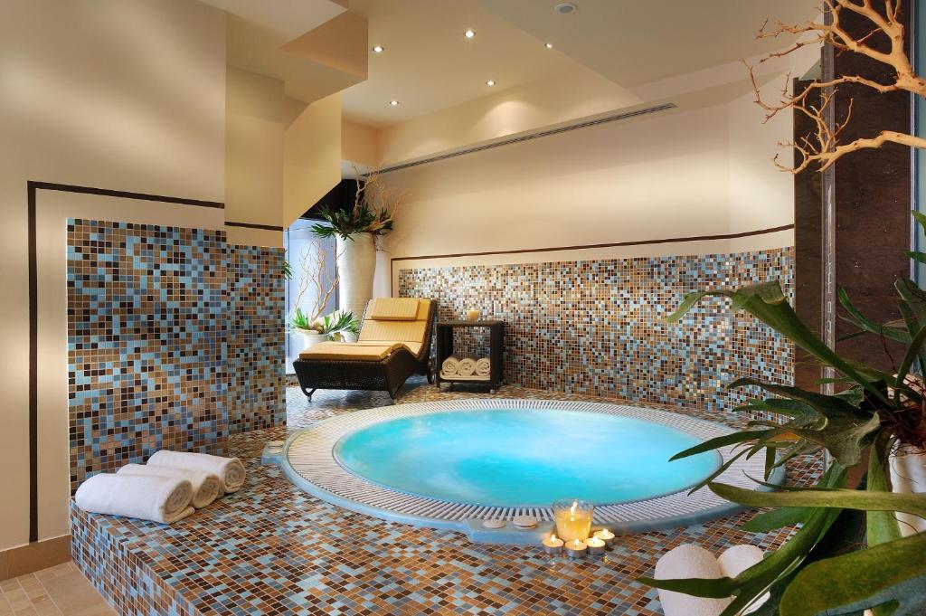 维罗纳莱奥帕尔迪酒店的酒店客房内的按摩浴缸