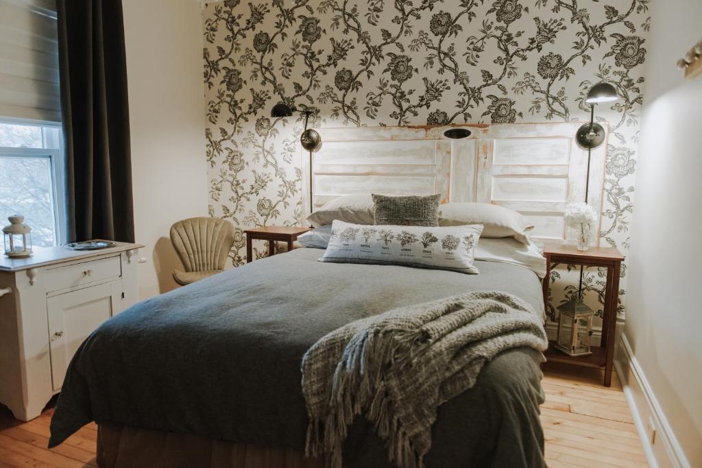 斯特拉福德Tranquil Days Guest House的一间卧室配有一张带图案墙壁的床