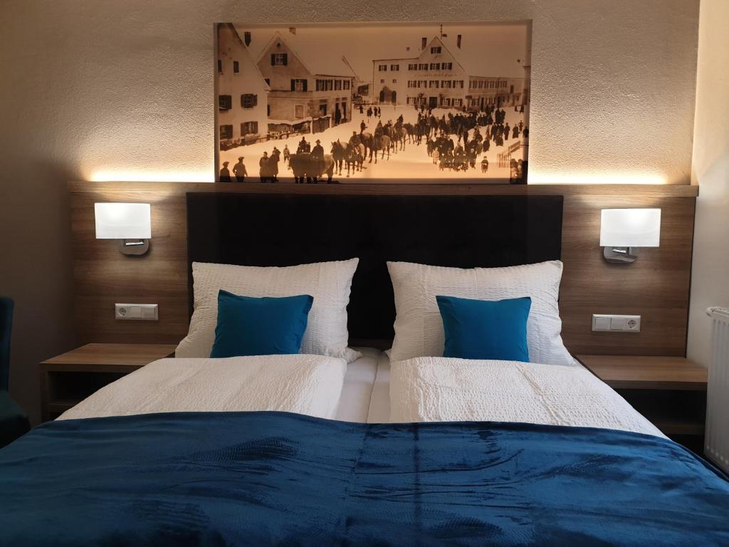 沃海根Gasthof Bräuhaus Lepple的一间卧室配有两张带蓝白色枕头的床