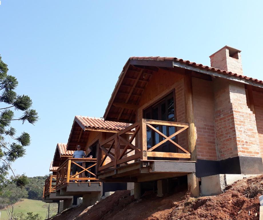 圣安东尼奥-杜皮尼亚尔Solar dos Pinhais的山丘上的房子,设有两个甲板