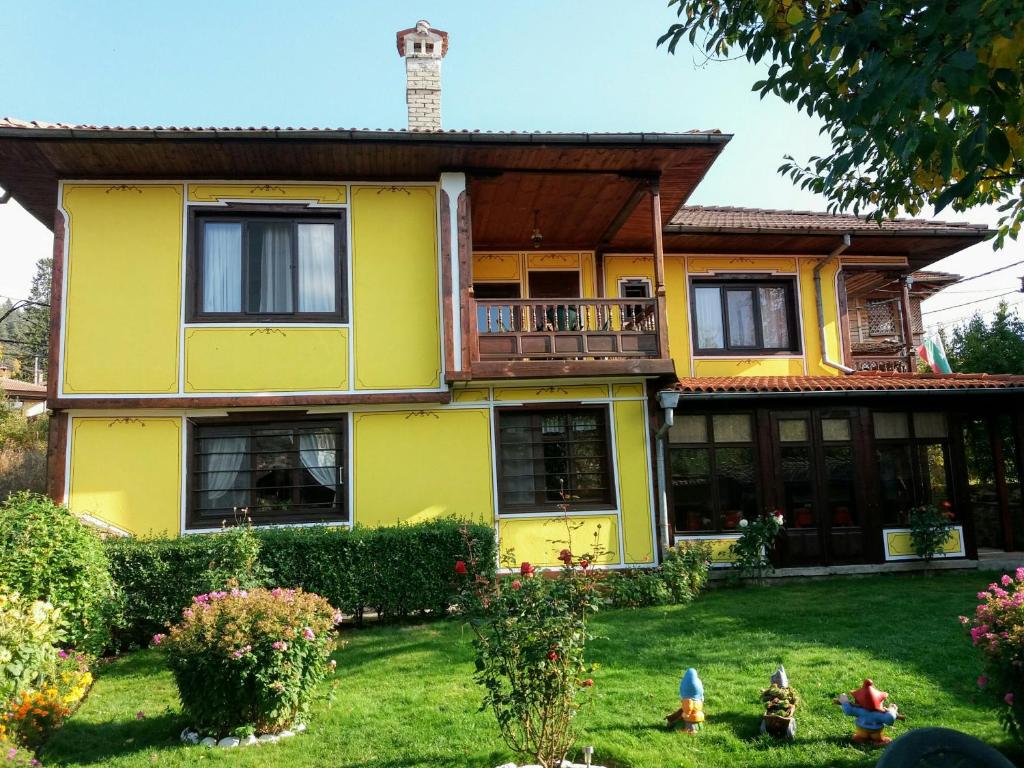 科普里夫什迪察博尔雅卡旅馆的带阳台和庭院的黄色房屋