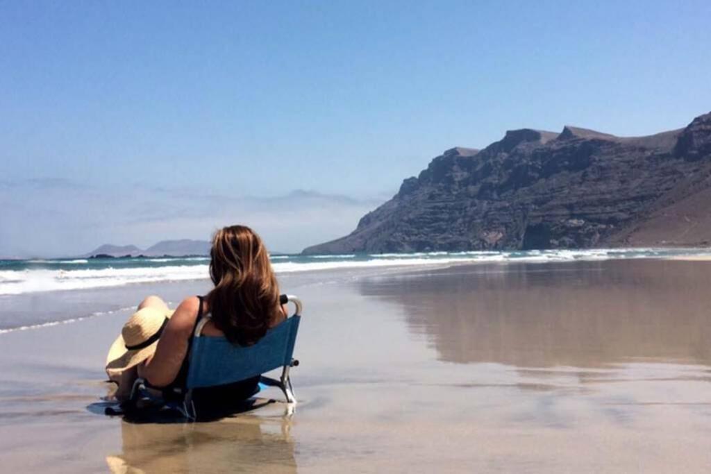 法马拉Lanzarote Famara Beach的坐在沙滩椅上的女人