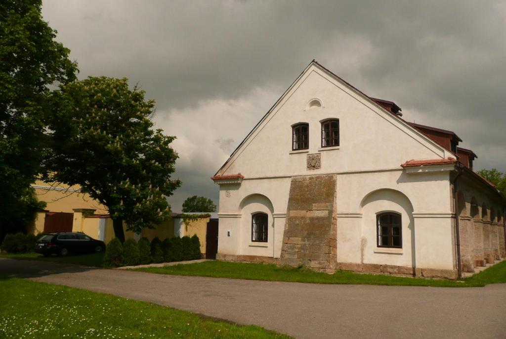 Chmelovice克梅尔维奇农场旅馆的一座白色的古老教堂,背后是一片阴云的天空