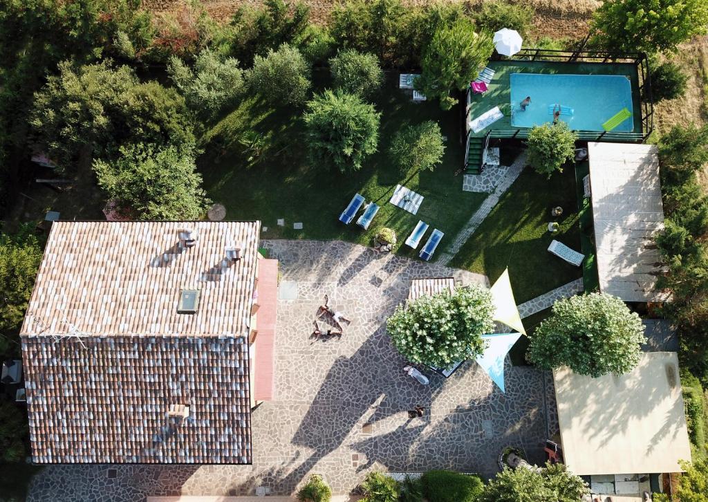 萨维奥迪拉韦纳B&B Da Betta的享有带游泳池的别墅的顶部景致