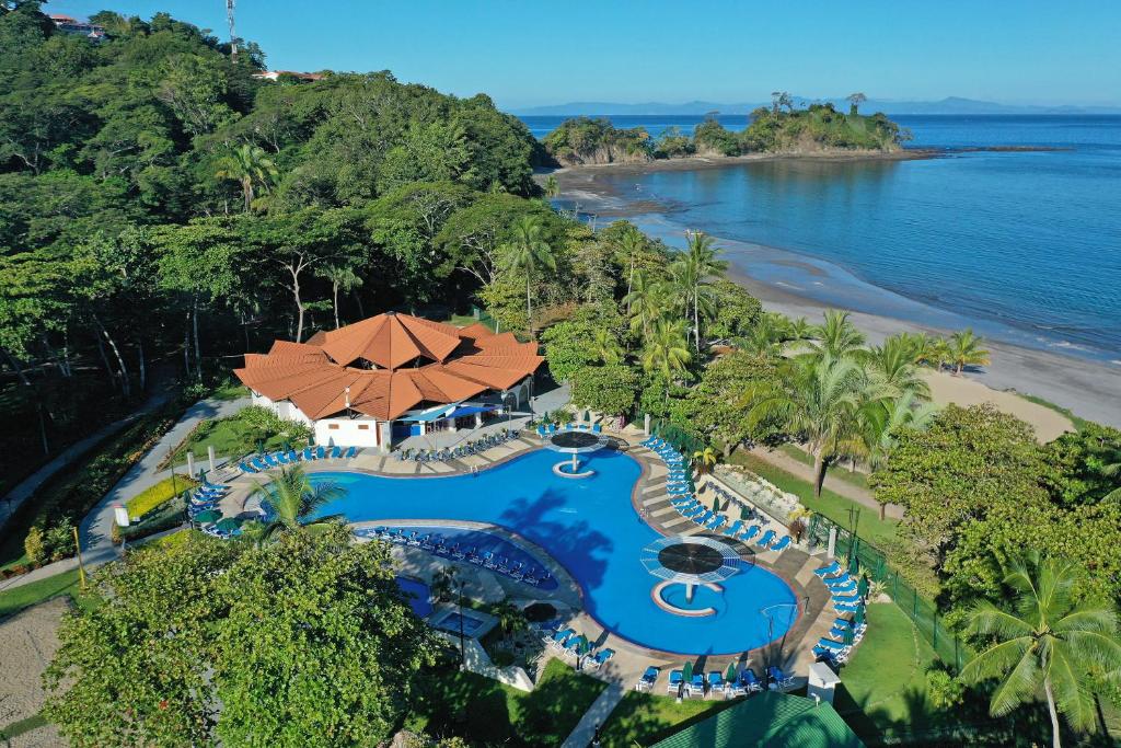雅科蓬塔利昂娜酒店的享有带游泳池的度假村的空中景致