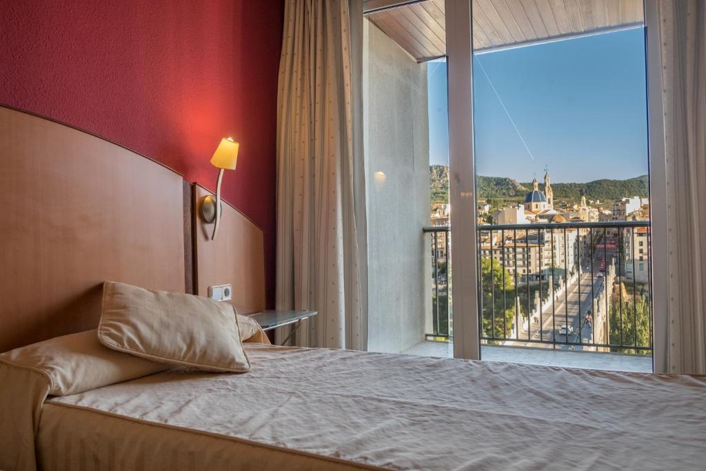 阿尔科伊卢克索雷孔基斯塔酒店的酒店客房设有一张床和一个大窗户