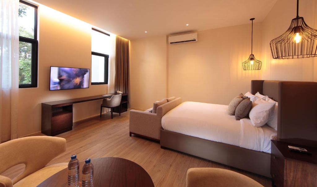 大雅台Girasol Tagaytay的配有一张床和一张书桌的酒店客房
