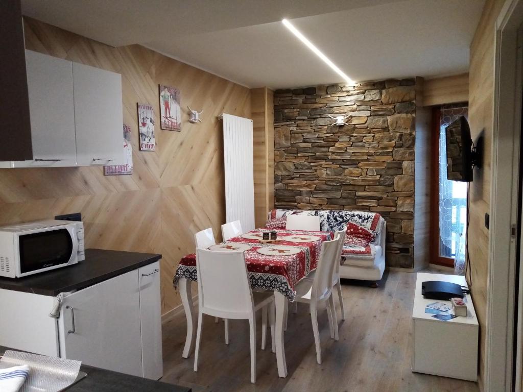 利莫内皮埃蒙特Le stelle 1400 - Cabanaira Condominio的厨房以及带桌椅的用餐室。
