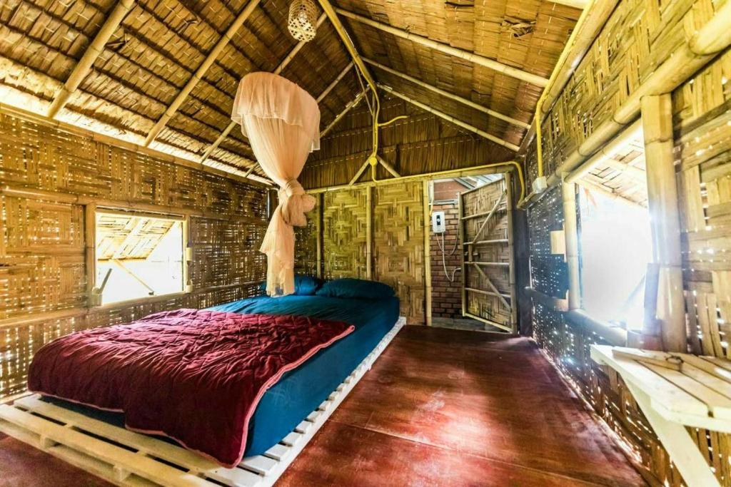奥南海滩Meechok organic home的木屋内的卧室配有一张床