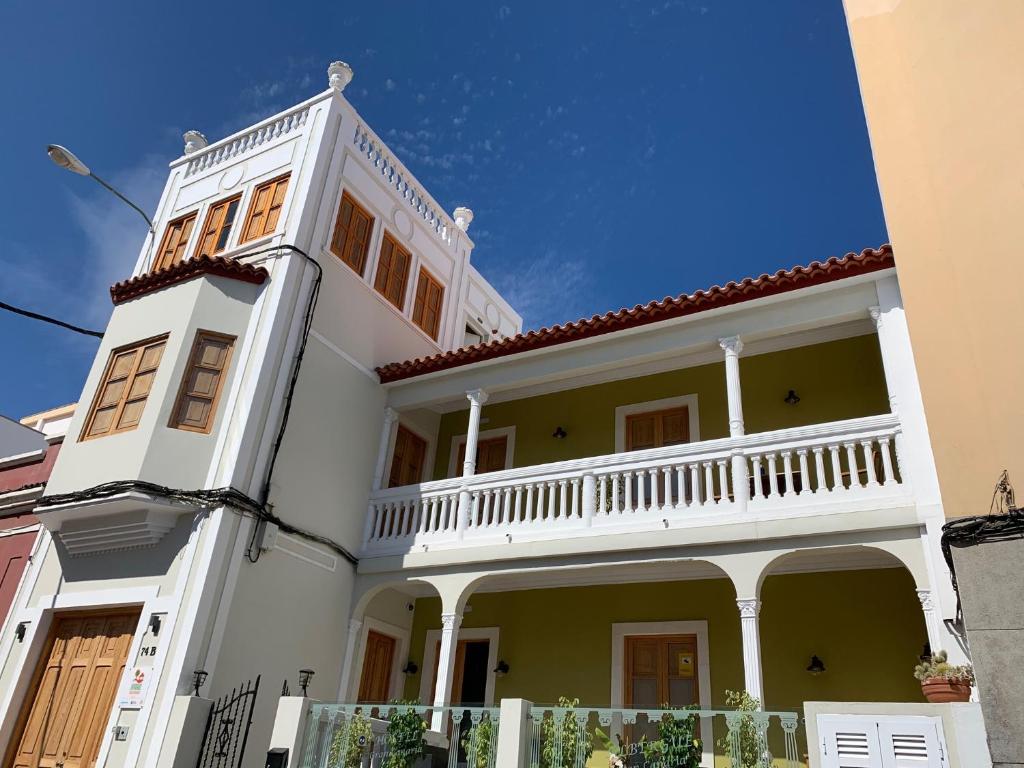 大加那利岛拉斯帕尔马斯Albergue Gran Canaria的带阳台的大型白色房屋