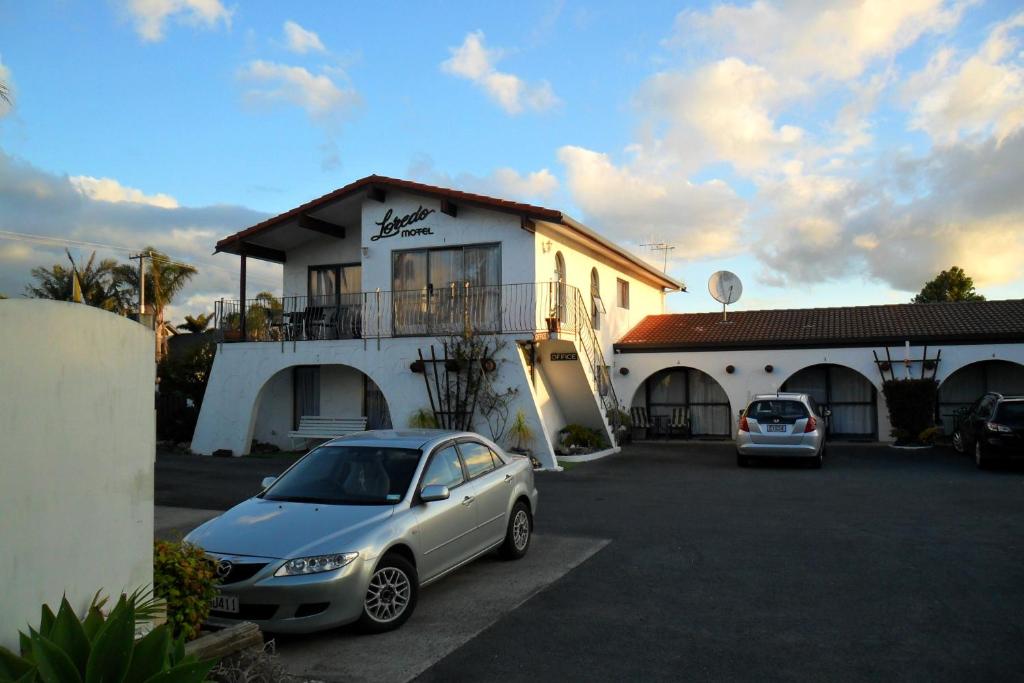 凯塔亚罗雷多汽车旅馆的两辆汽车停在大楼前的停车场