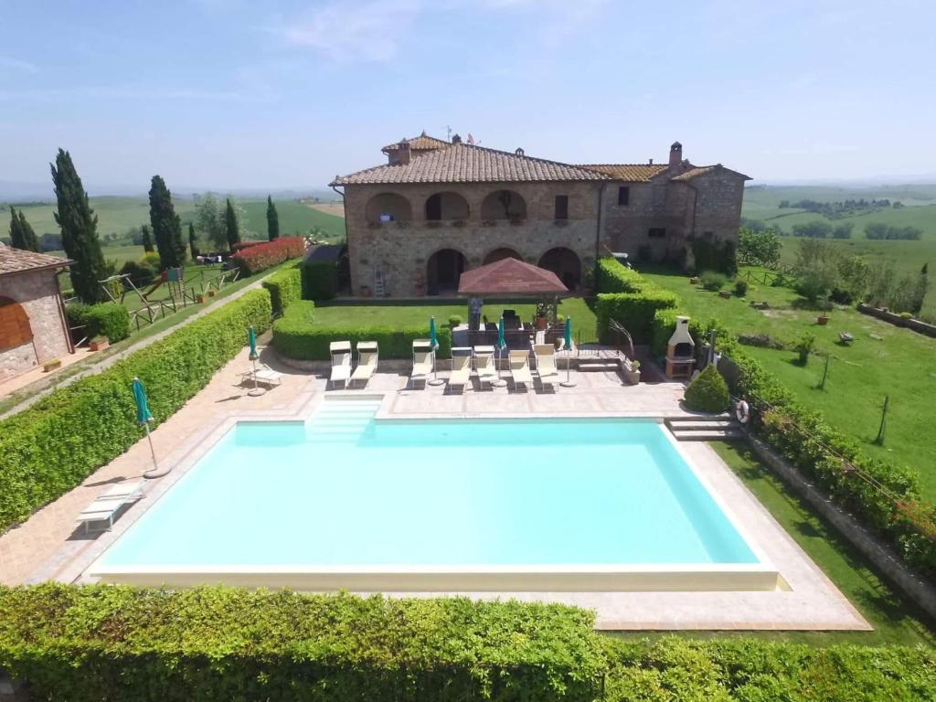 锡耶纳Gli Archi di Corsanello的享有带游泳池的别墅的外部景致