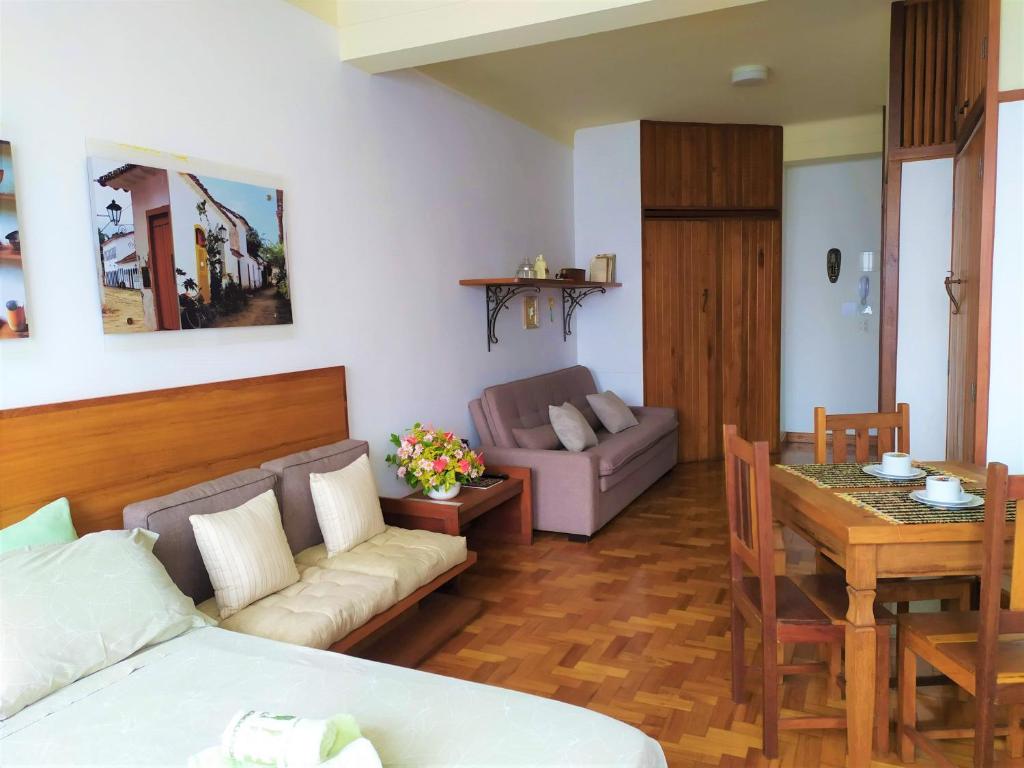 圣若昂-德雷Flat aconchegante no Centro Histórico的客厅配有沙发和桌子