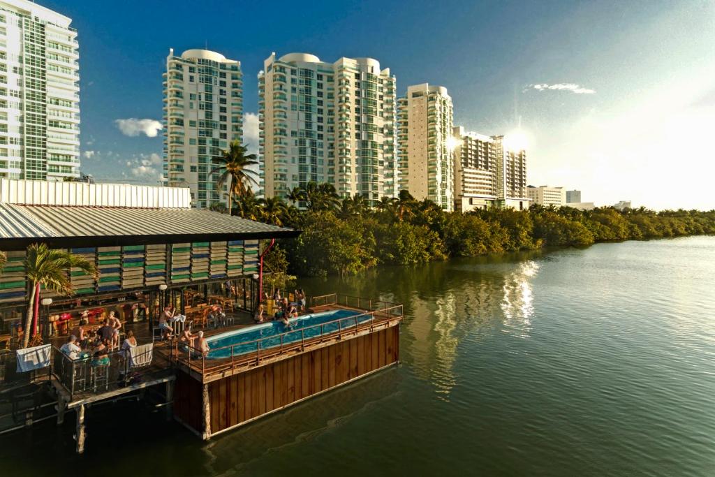 坎昆Mayan Monkey Cancun的城市中一座高楼里的河上的一个度假胜地