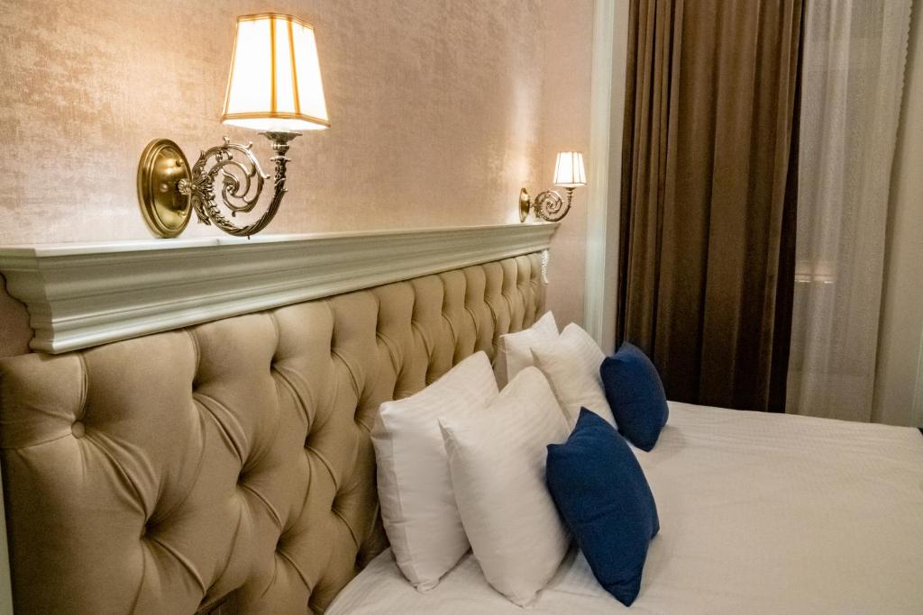 巴库La Casa Sahil的酒店的客房 - 带蓝色和白色枕头的床