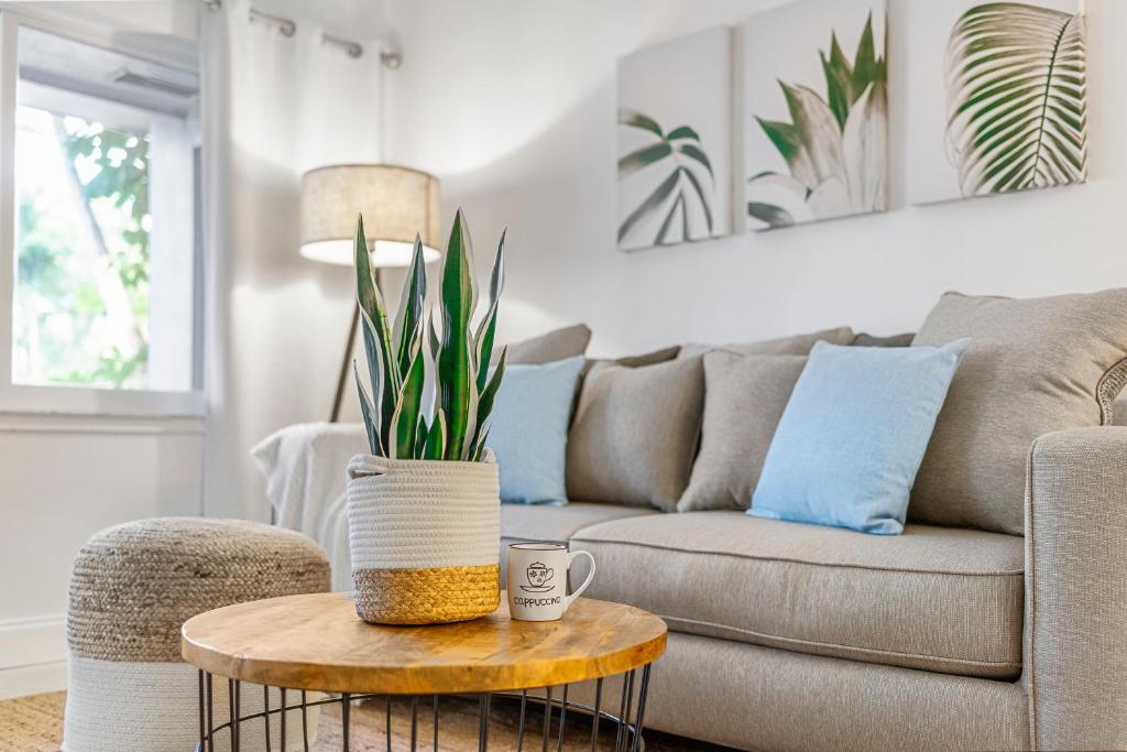 劳德代尔堡Alani Bay Premium Condos的带沙发和咖啡桌的客厅