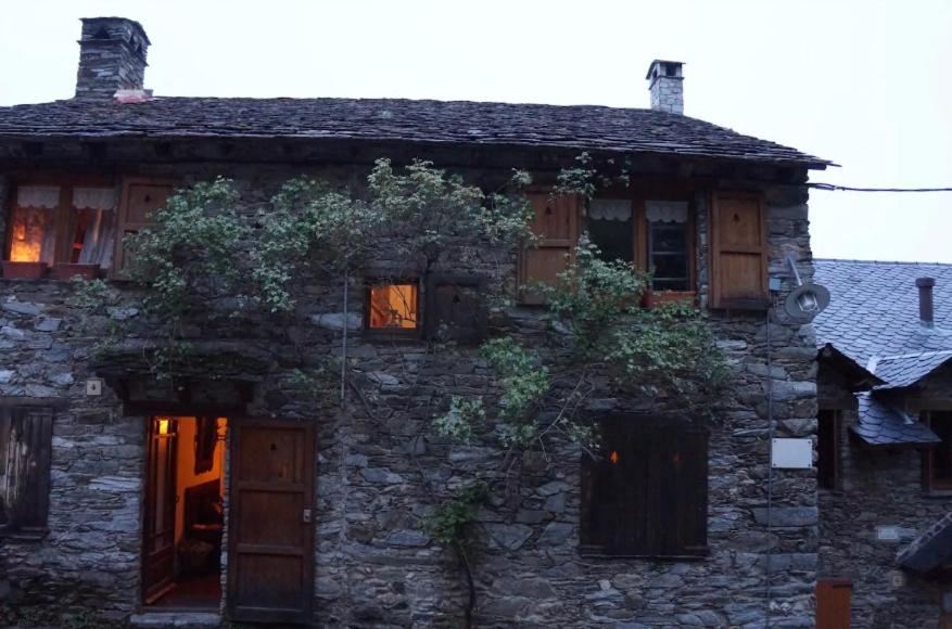 克拉尔夫斯Casa de la Font de Dalt的一座古老的石头房子,设有木门和窗户