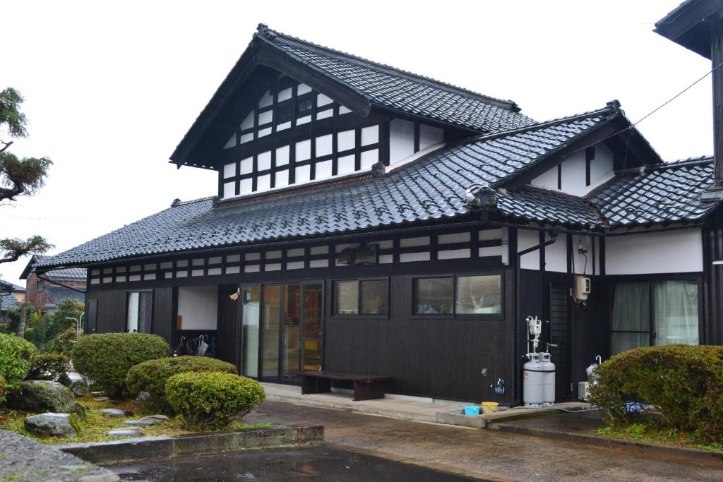 福井Fukui Furusato Chaya Kine to Usu的黑白屋顶的房子