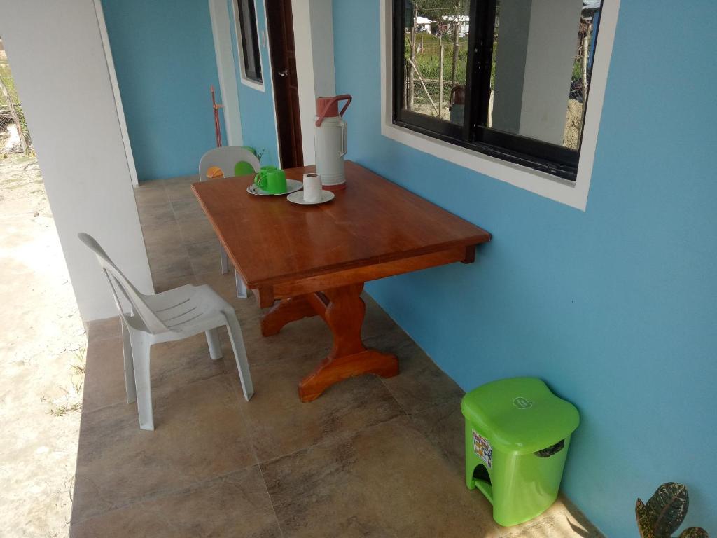 圣维森特Jeno Tourist Inn的木桌和椅子