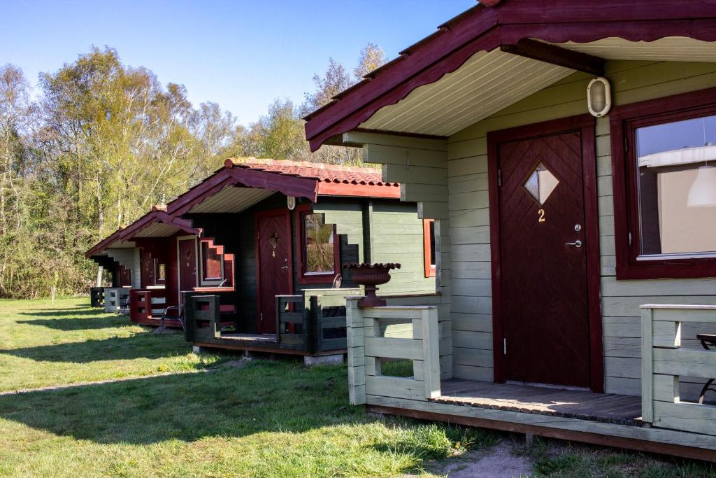 RoslevLimfjords hytter的停在院子里的一排小屋