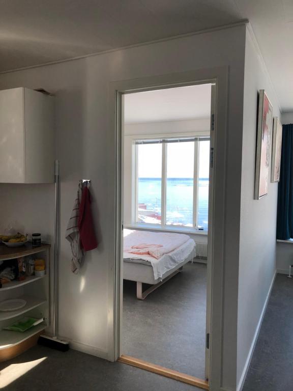 西西缪特isi4u hostel, dogsled, snowmobiling的一间卧室设有一张床和一个窗口