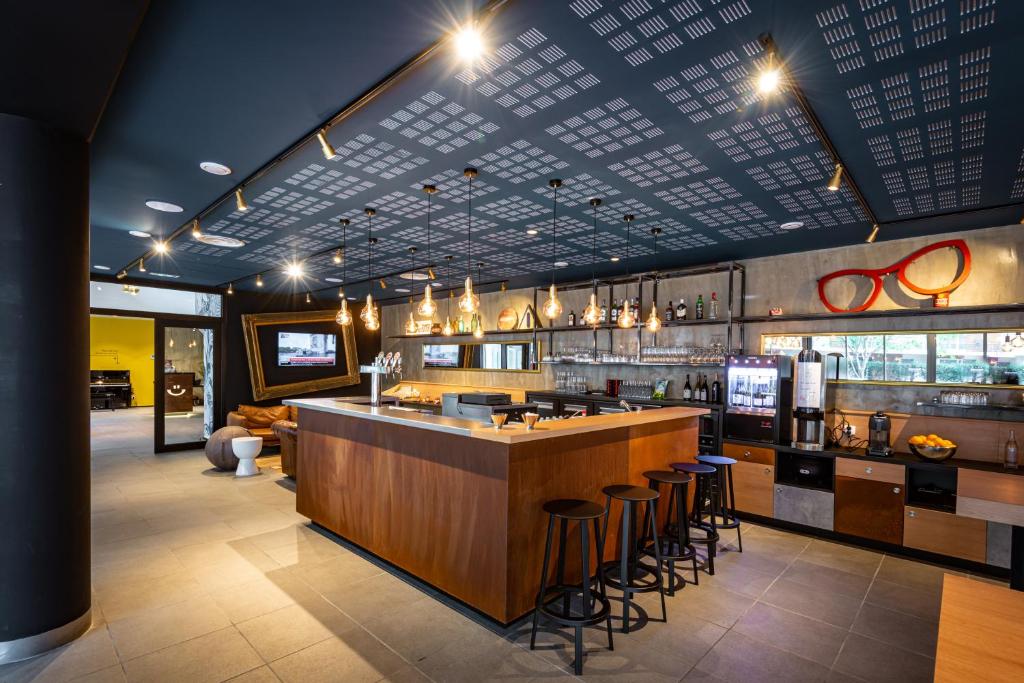 Apparthotel Le Hüb Grenoble餐厅或其他用餐的地方