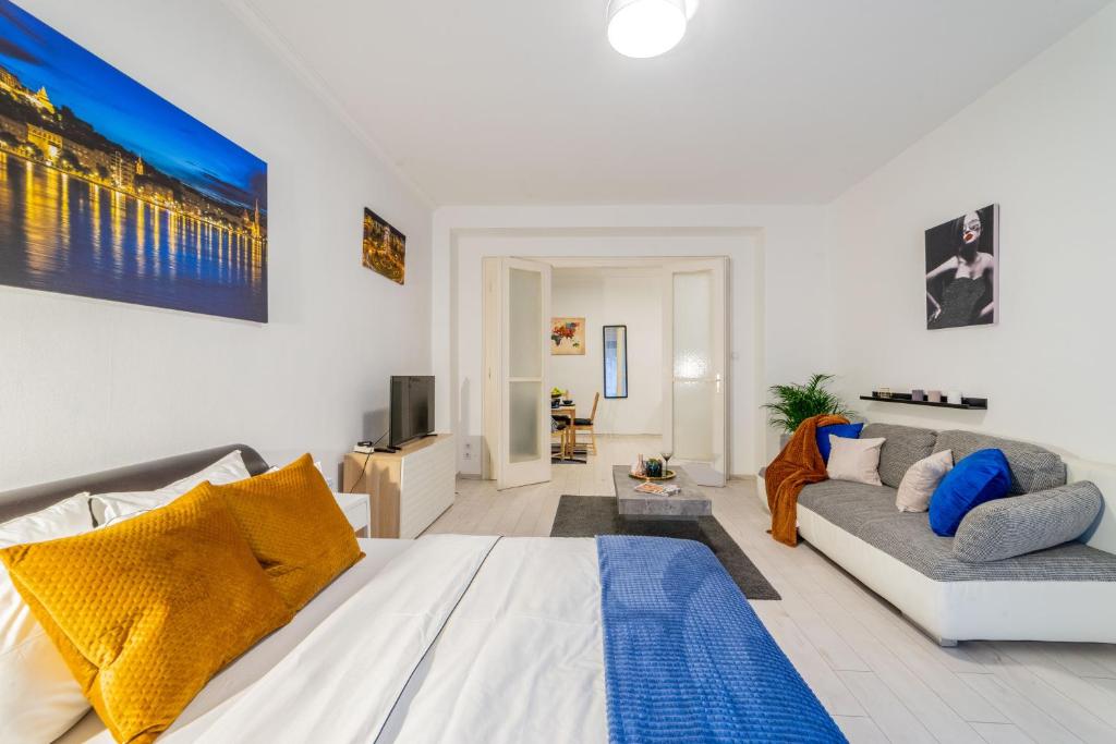 布达佩斯Del Mar Apartment的带沙发和电视的白色客厅