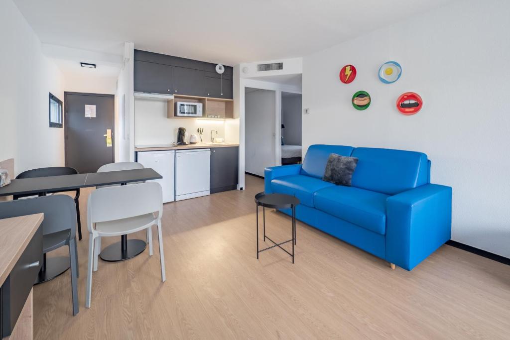 Apparthotel Le Hüb Grenoble的厨房或小厨房