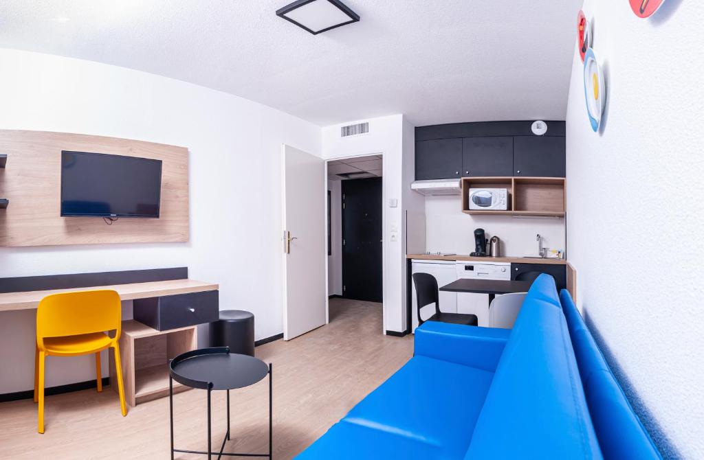 Apparthotel Le Hüb Grenoble的电视和&#47;或娱乐中心