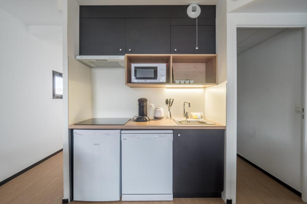 Apparthotel Le Hüb Grenoble的厨房或小厨房