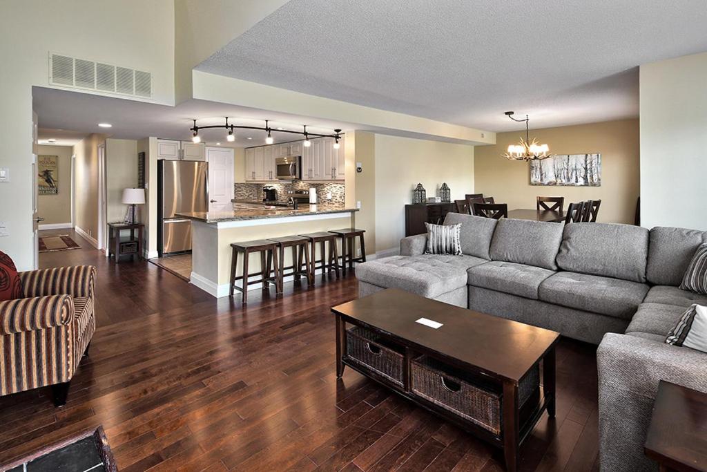 蓝山Large luxurious upper floor condo in Sierra Lane的带沙发和桌子的客厅以及厨房。