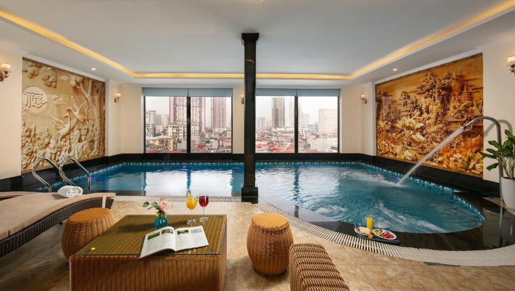 河内Libra Hotel Residence的在酒店房间的一个大型游泳池