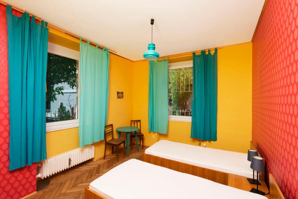 弗莱堡Black Forest Hostel的客房设有两张床和色彩缤纷的墙壁。
