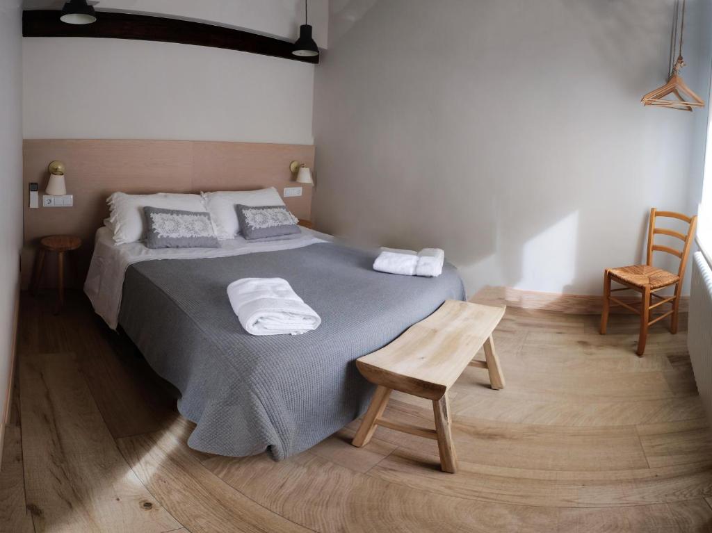 潘普洛纳Atico Estafeta的一间卧室配有一张床,上面有两条毛巾
