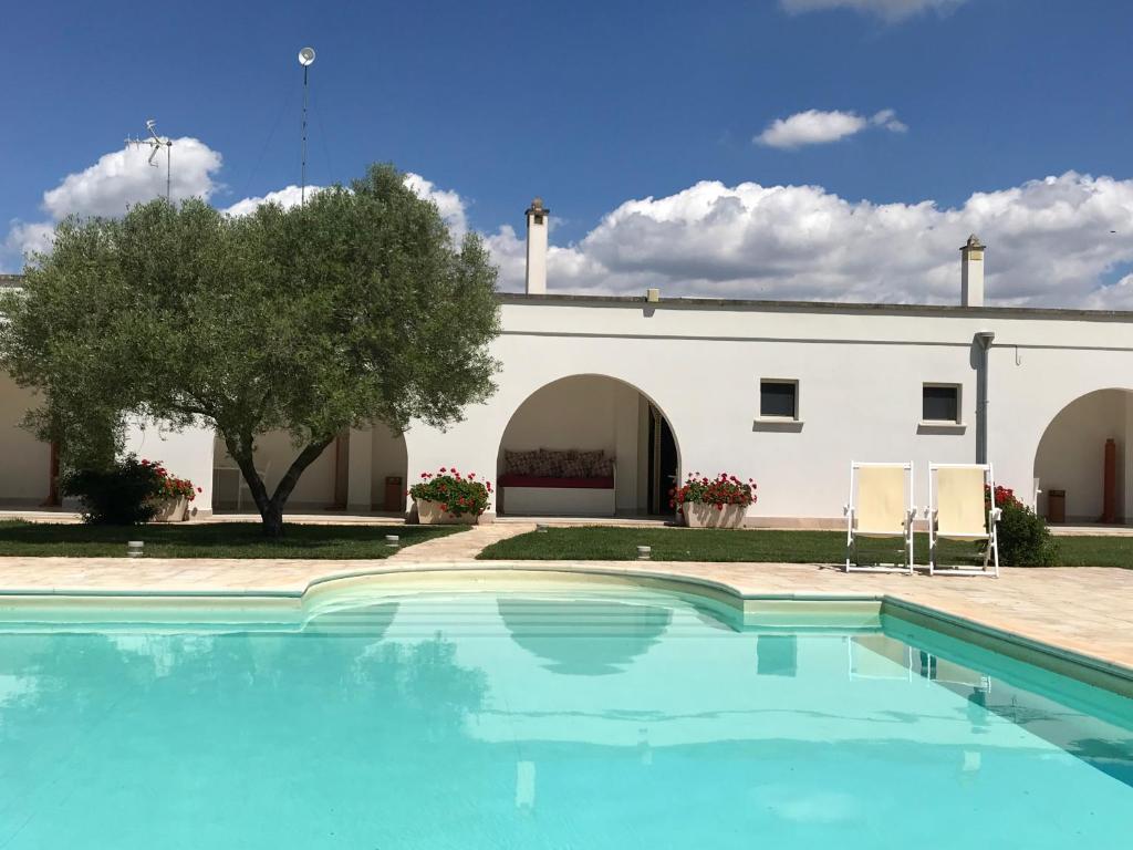 弗兰卡维拉丰塔纳Relais Masseria della Colomba - Agriturismo的大楼前的游泳池