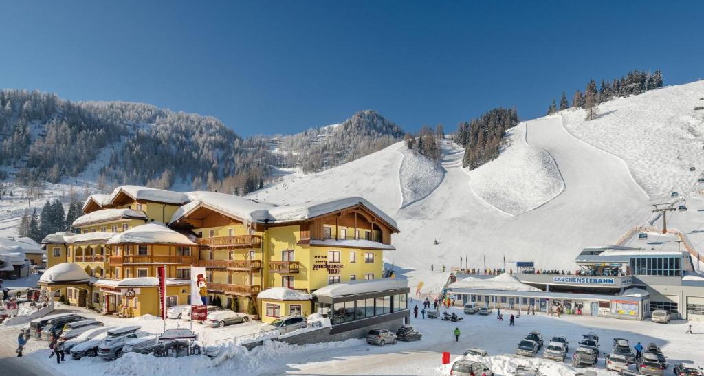 扎奥岑湖早赛火福酒店的山上积雪的滑雪小屋