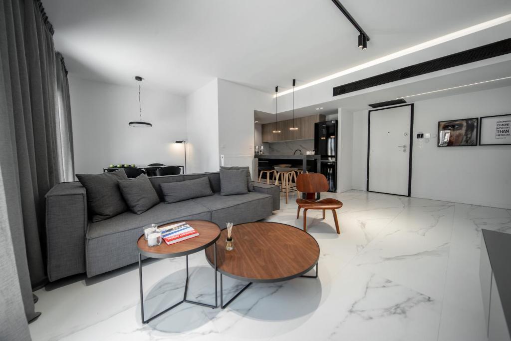 雅典Heritage Boutique Apartments的客厅配有沙发和桌子