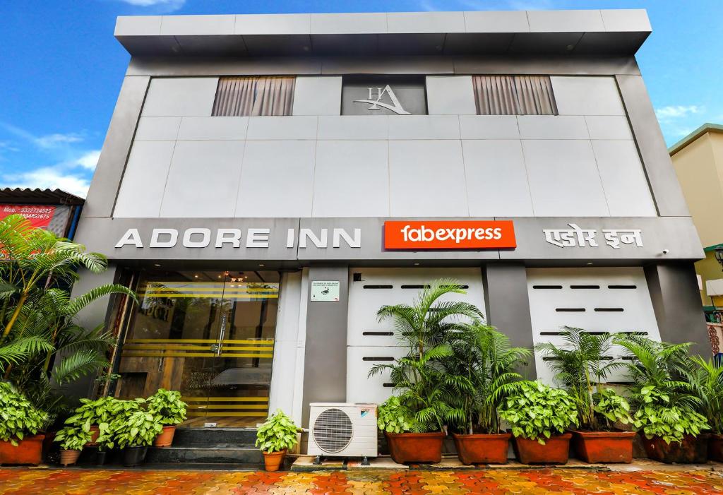 孟买FabExpress Adore Inn的前面有植物的商店