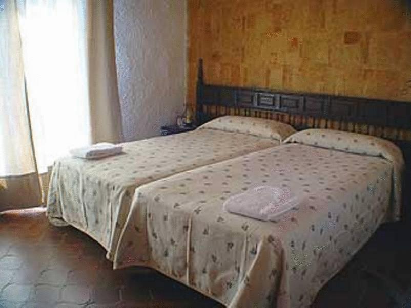 坎姆帕拉斯特拉尔塔酒店的一间卧室配有一张床,上面有两条毛巾