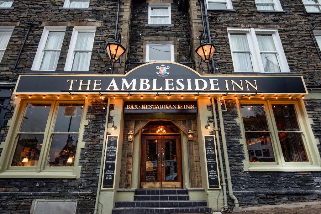 安布尔塞德The Ambleside Inn - The Inn Collection Group的一座建筑,上面有标志,上面写着安布尔塞德旅馆
