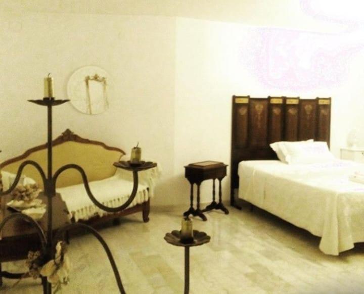 CarosinoBB La casa di Tella的一间卧室配有床、床头柜和一张西德西德西德西德床