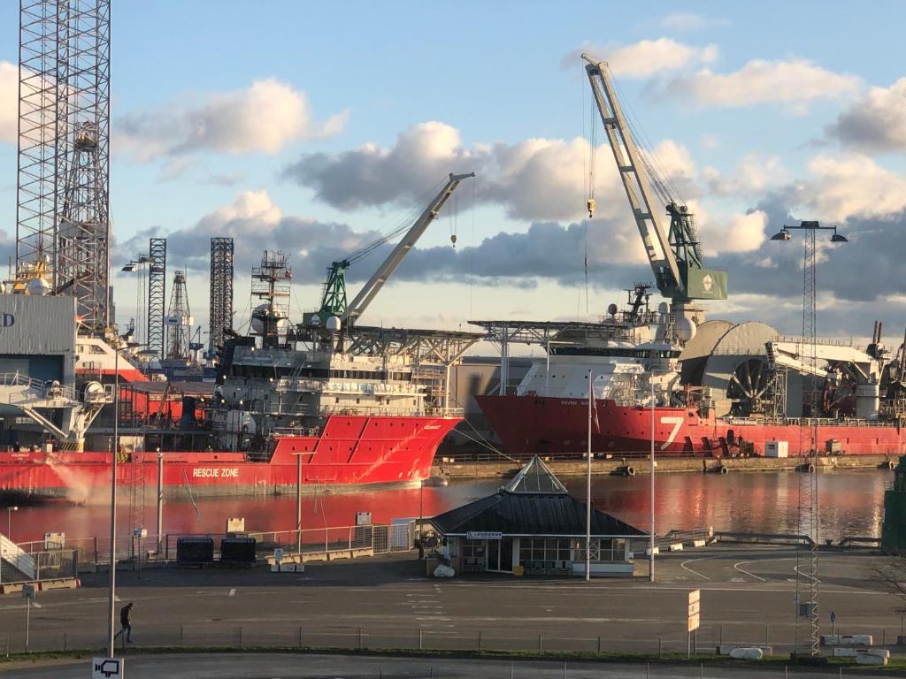 腓特烈港Harbour Living by Jutlandia的一艘装有起重机的港口里的大型红色船