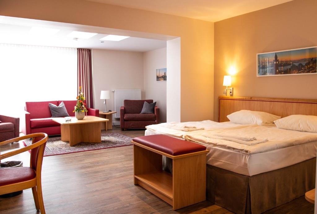 汉堡Bundt's Hotel & Gartenrestaurant的酒店客房设有床和客厅。