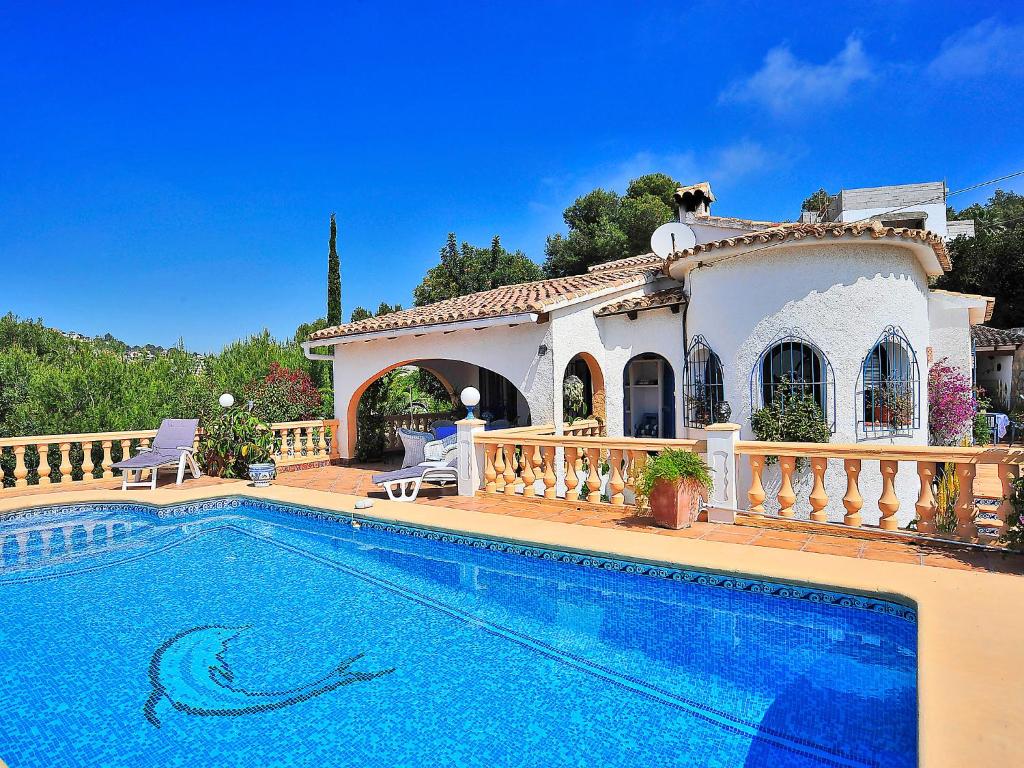 莫莱拉Holiday Home Mirada al Sol by Interhome的别墅前设有游泳池