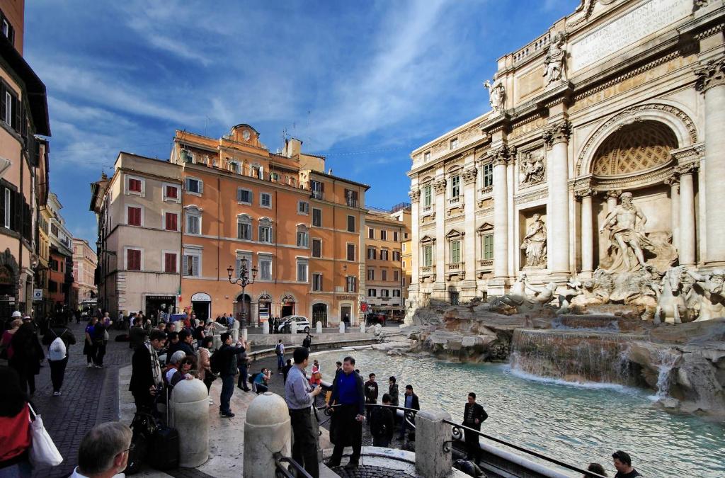 罗马Rent in Rome Trevi Fountain Suite的一群人站在城市的喷泉旁