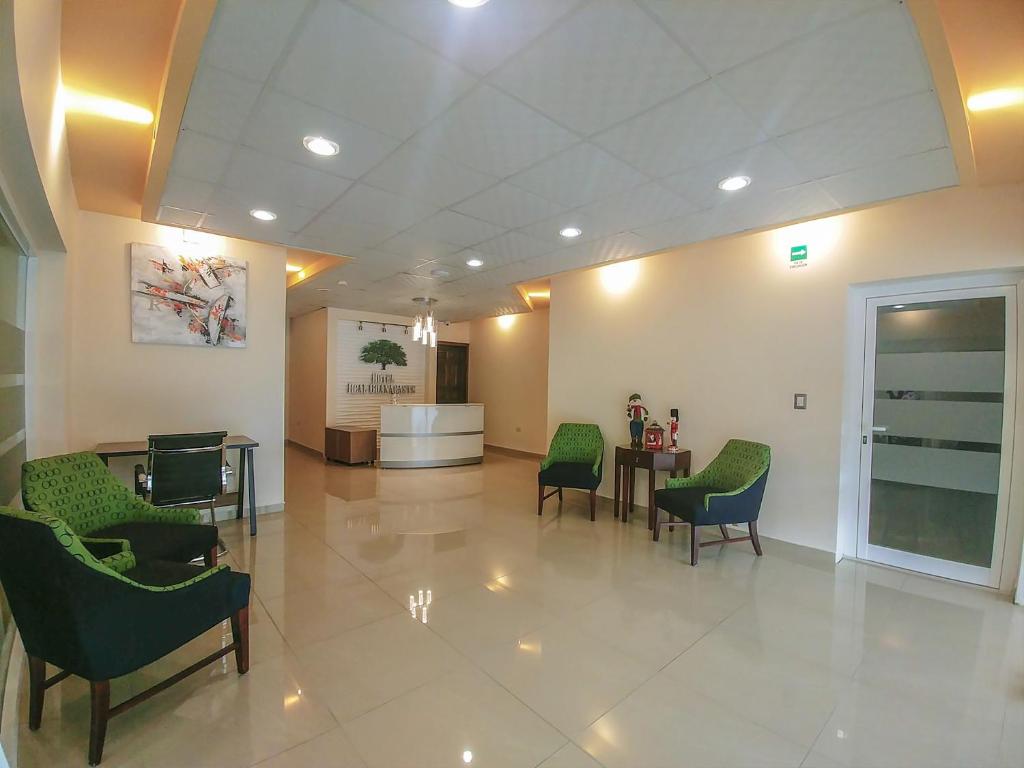 圣佩德罗苏拉Real Guanacaste的医院里带椅子和桌子的等候室