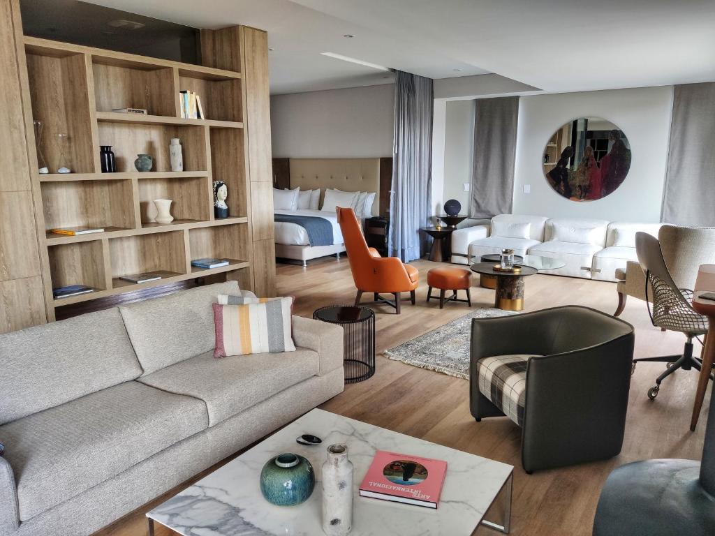 波哥大Cassa Luxury Homes的客厅配有沙发和1张床